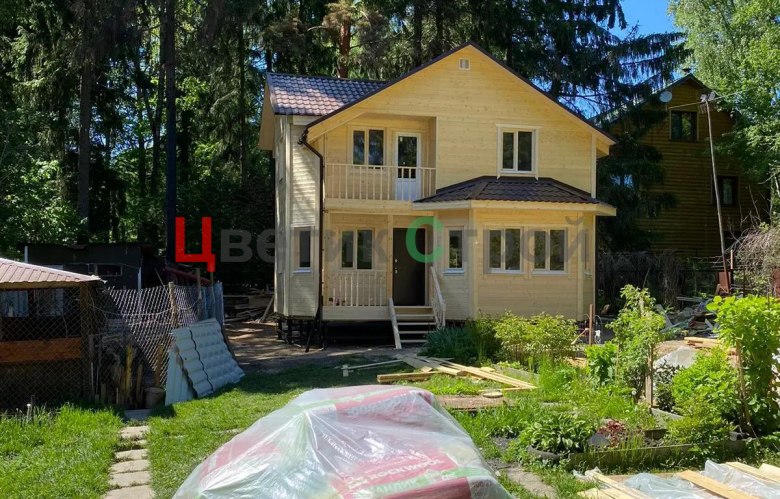 Каркасный дом с двумя эркерами и балконом - фото 1